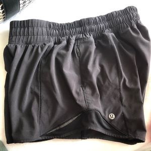 Lululemon 4 in hotty shorts black